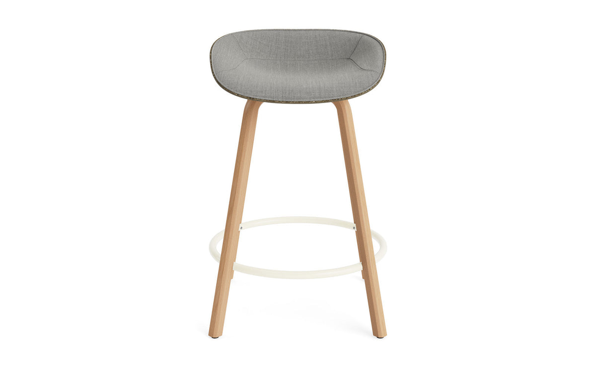 Mat Barstuhl 65 cm Frontpolster Seegras Buchenholz/creme in Remix 133 präsentiert im Onlineshop von KAQTU Design AG. Barstuhl ist von Normann Copenhagen