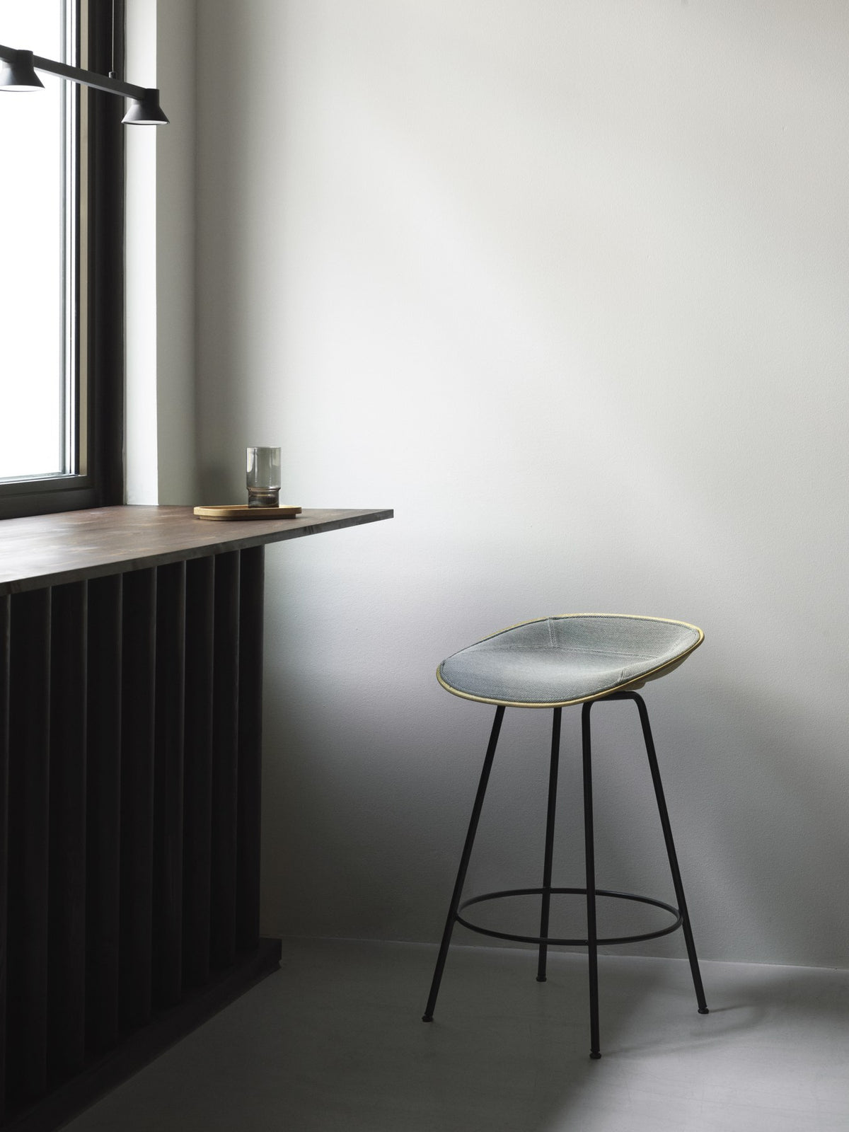 Barstuhl Mat von Normann Copenhagen mit cremefarbener Sitzschale aus Hanffasern und Seegras auf vierbeinigem, lackiertem Stahlgestell, Sitzhöhe 65 cm.