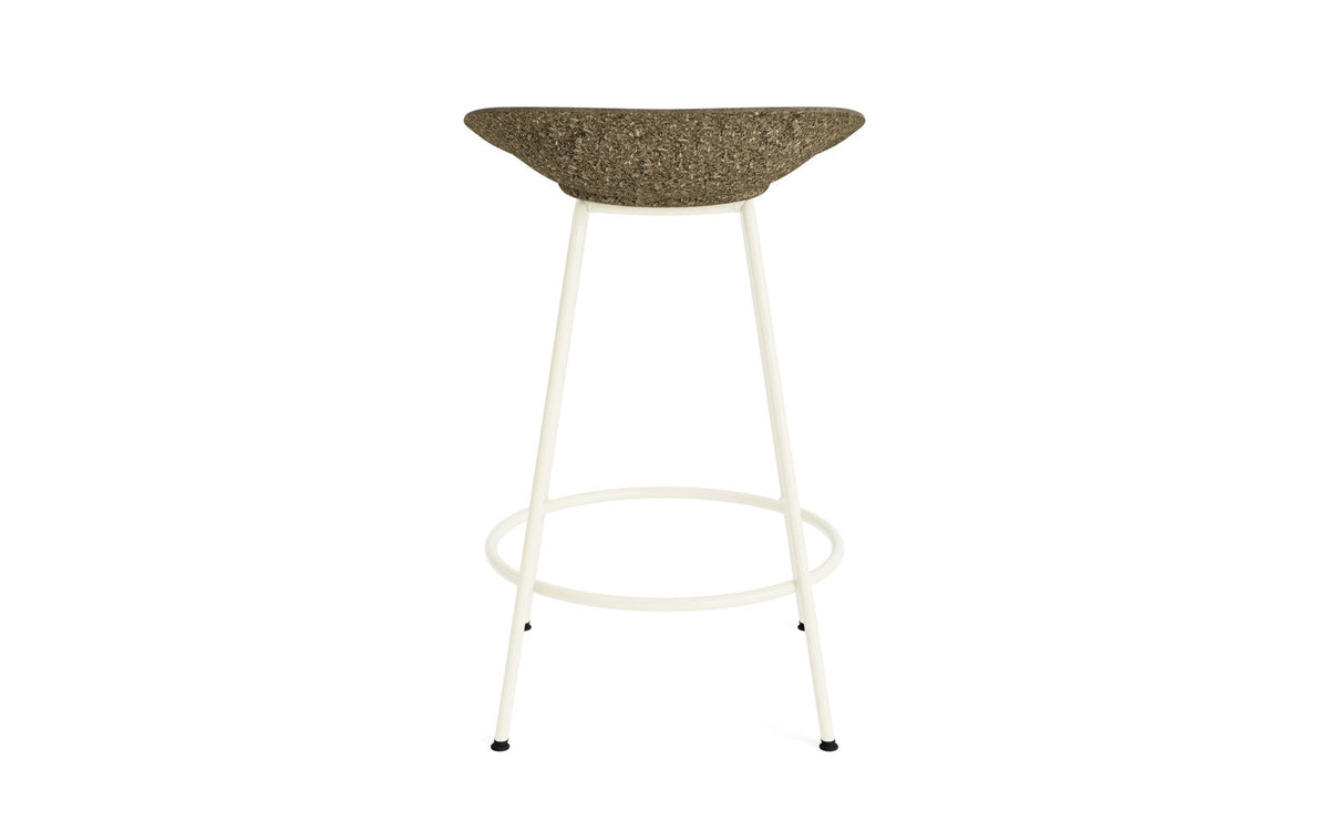 Mat Barstuhl 65 cm Frontpolster Seegras creme Stahl in Remix 133 präsentiert im Onlineshop von KAQTU Design AG. Barstuhl ist von Normann Copenhagen