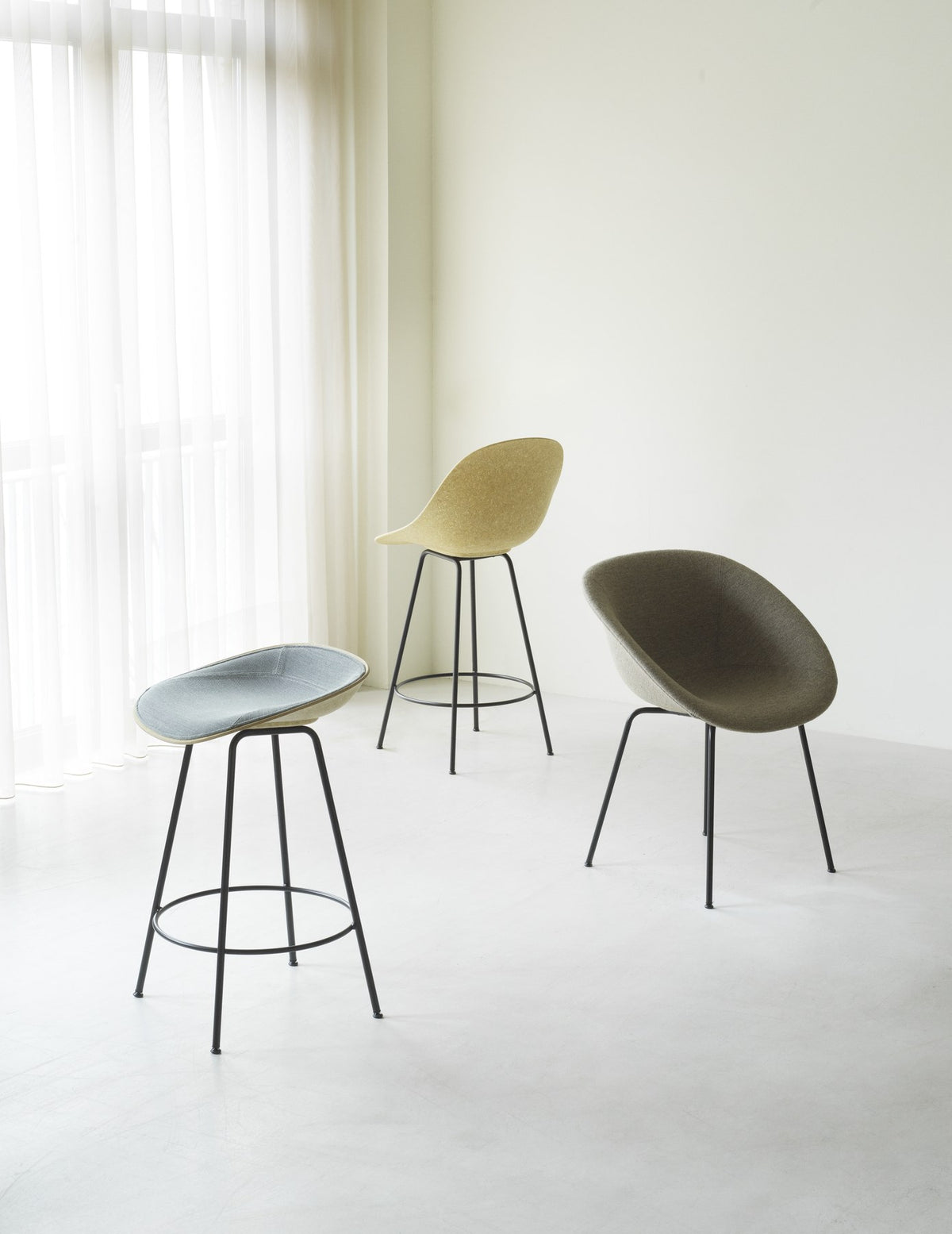 Barstuhl Mat von Normann Copenhagen mit cremefarbener Sitzschale aus Hanffasern und Seegras auf vierbeinigem, lackiertem Stahlgestell, Sitzhöhe 65 cm.