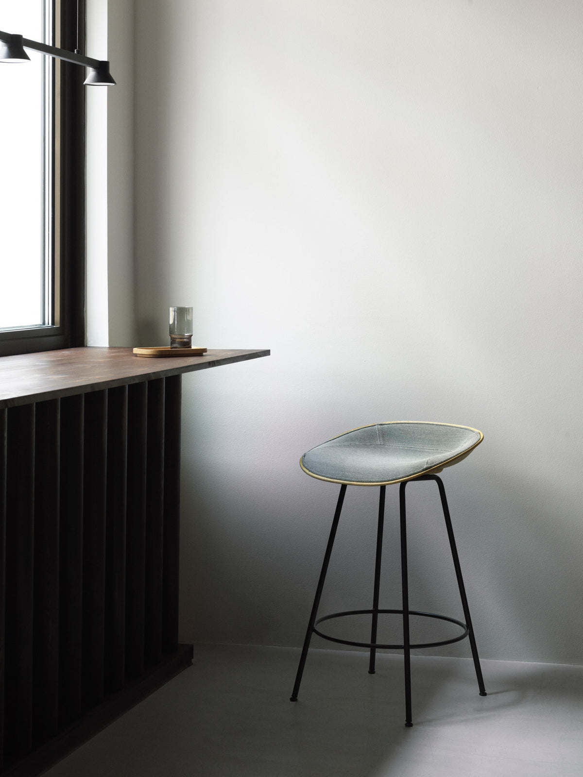 Mat Barstuhl 65 cm Frontpolster Seegras creme Stahl in Ultra 41599 präsentiert im Onlineshop von KAQTU Design AG. Barstuhl ist von Normann Copenhagen