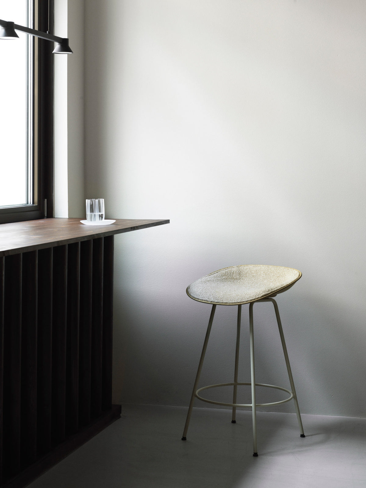 Mat Barstuhl 65 cm Frontpolster Seegras schwartz Stahl in Hallingdal 110 präsentiert im Onlineshop von KAQTU Design AG. Barstuhl ist von Normann Copenhagen