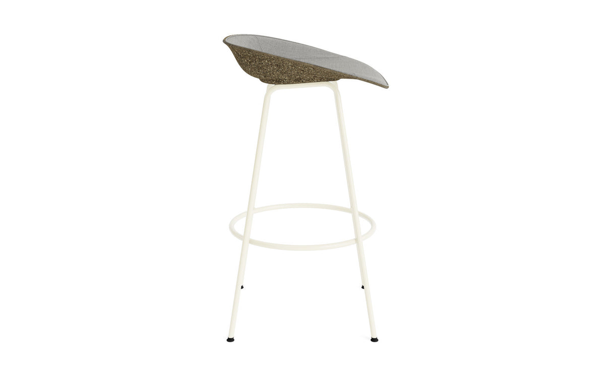 Mat Barstuhl 75 cm Frontpolster Seegras creme Stahl in Remix 133 präsentiert im Onlineshop von KAQTU Design AG. Barstuhl ist von Normann Copenhagen