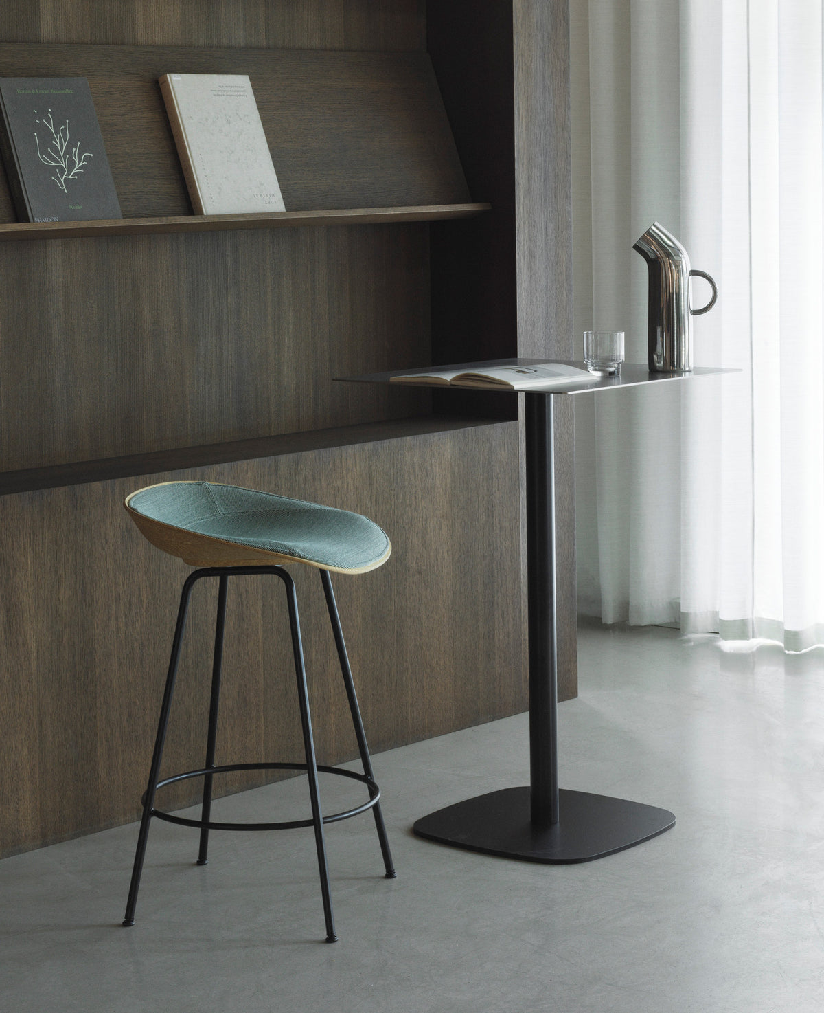 Mat Barstuhl 75 cm Frontpolster Hanffasern schwarzes Stahl in Remix 133 präsentiert im Onlineshop von KAQTU Design AG. Barstuhl ist von Normann Copenhagen