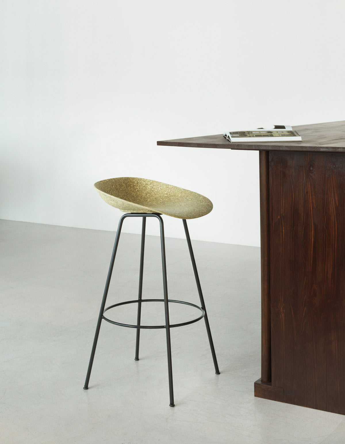 Mat Barstuhl 75 cm Frontpolster Hanffasern schwarzes Stahl in Ultra 41599 präsentiert im Onlineshop von KAQTU Design AG. Barstuhl ist von Normann Copenhagen