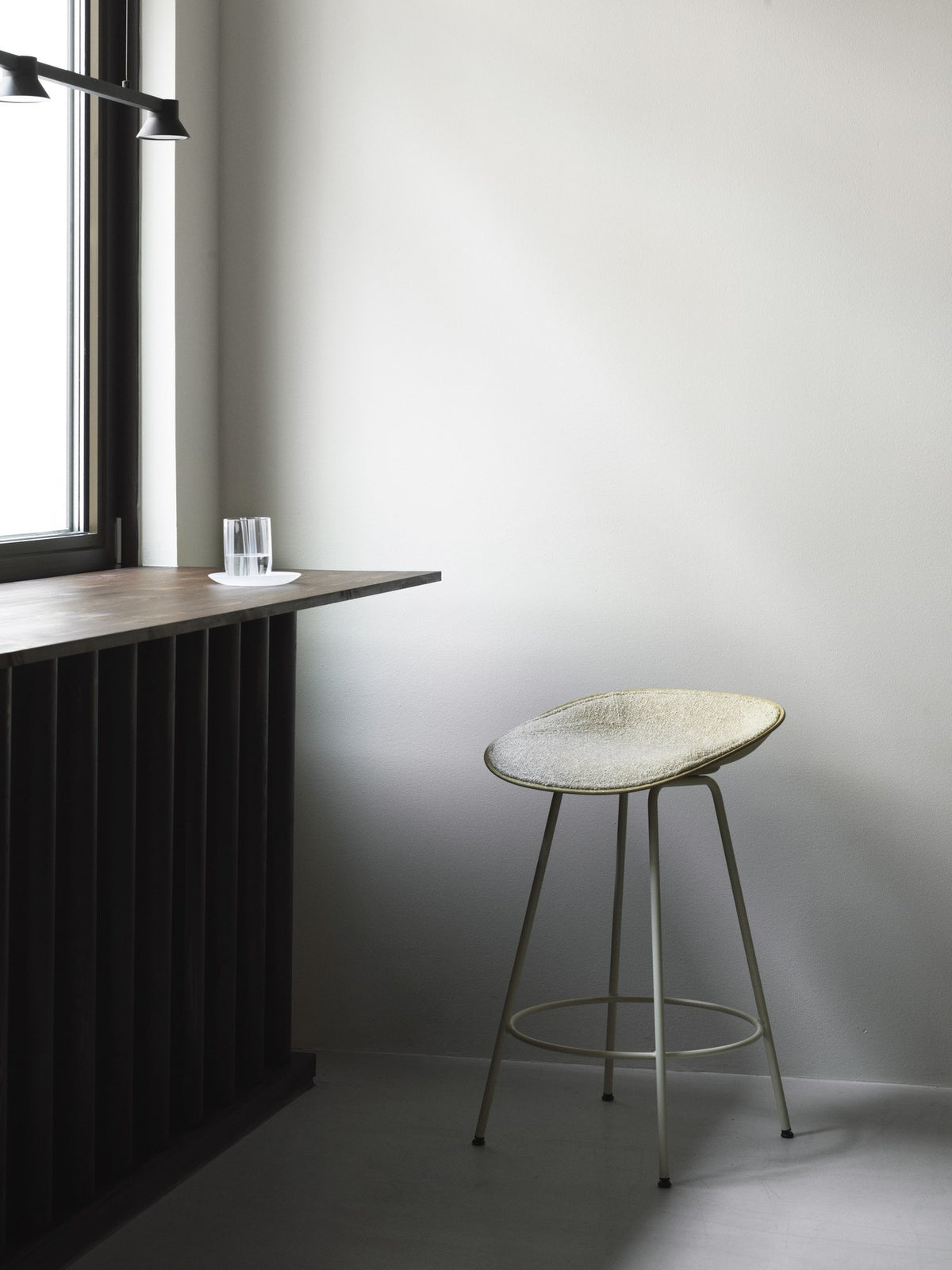Barstuhl Mat von Normann Copenhagen mit cremefarbener Sitzschale aus Hanffasern und Seegras auf vierbeinigem, lackiertem Stahlgestell, Sitzhöhe 65 cm.