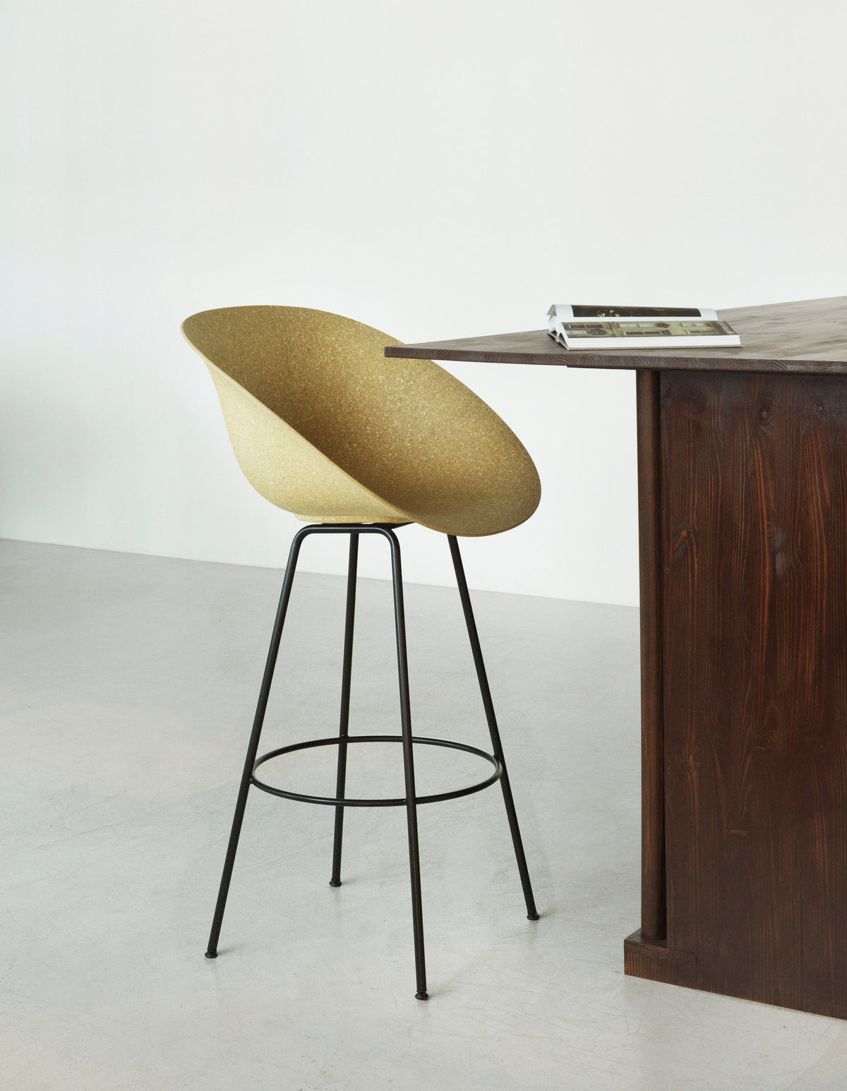 Mat Barstuhl mit Armlehne 65 cm Frontpolster Hanffasern creme Stahl in Hallingdal 110 präsentiert im Onlineshop von KAQTU Design AG. Barstuhl ist von Normann Copenhagen