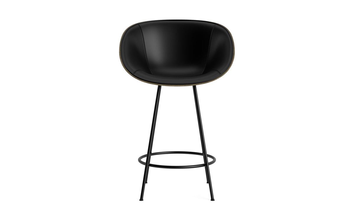 Mat Barstuhl mit Armlehne 65 cm Frontpolster Seegras schwartz Stahl in Ultra 41599 präsentiert im Onlineshop von KAQTU Design AG. Barstuhl ist von Normann Copenhagen
