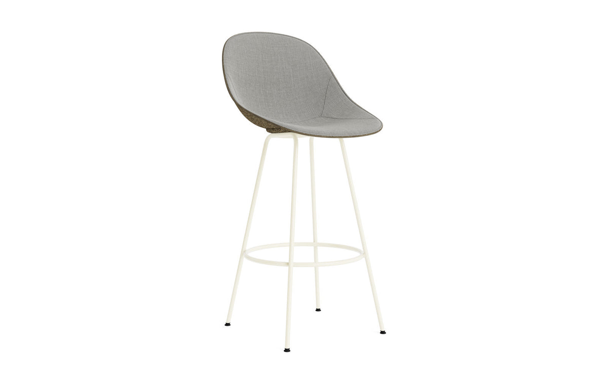 Mat Barstuhl 75 cm Frontpolster Seegras creme Stahl in Remix 133 präsentiert im Onlineshop von KAQTU Design AG. Barstuhl ist von Normann Copenhagen