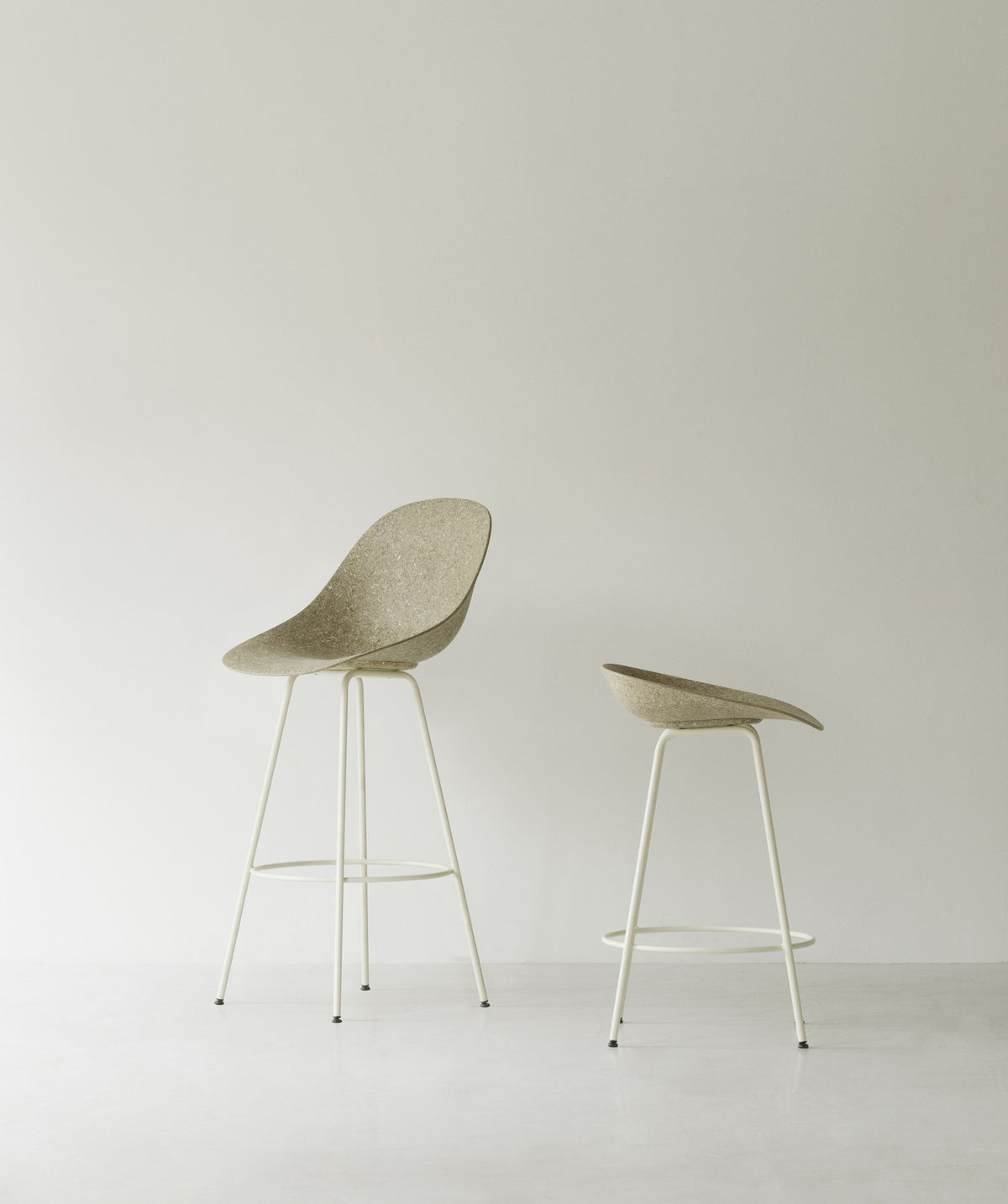 Barstuhl Mat von Normann Copenhagen mit Sitzschale aus Hanffasern in Blaugrün und Gestell aus schwarzem lackiertem Stahl, Sitzhöhe 75 cm.