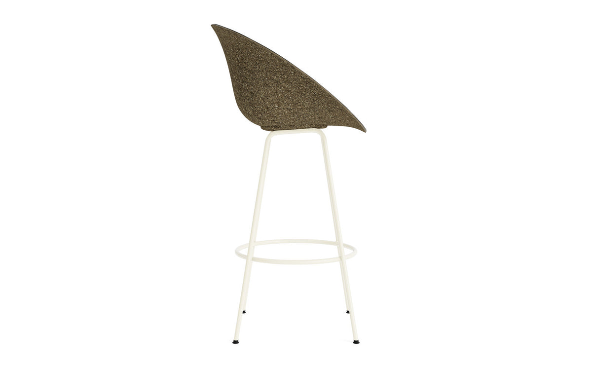 Mat Barstuhl mit Armlehne 75 cm Frontpolster Seegras creme Stahl in Ultra 41599 präsentiert im Onlineshop von KAQTU Design AG. Barstuhl ist von Normann Copenhagen