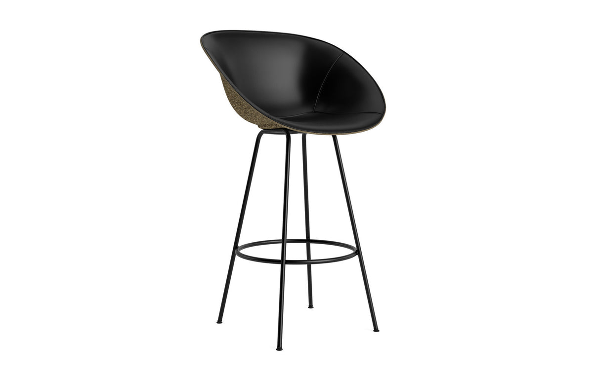 Mat Barstuhl mit Armlehne 75 cm Frontpolster Seegras schwartz Stahl in Ultra 41599 präsentiert im Onlineshop von KAQTU Design AG. Barstuhl ist von Normann Copenhagen