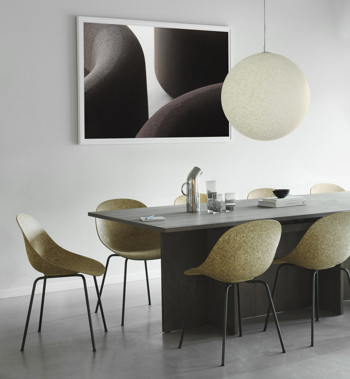 Stuhl Mat von Normann Copenhagen in Creme, Sitzschale aus Hanffasern, vierbeiniges Gestell aus lackiertem Stahl, moderne schlichte Form.