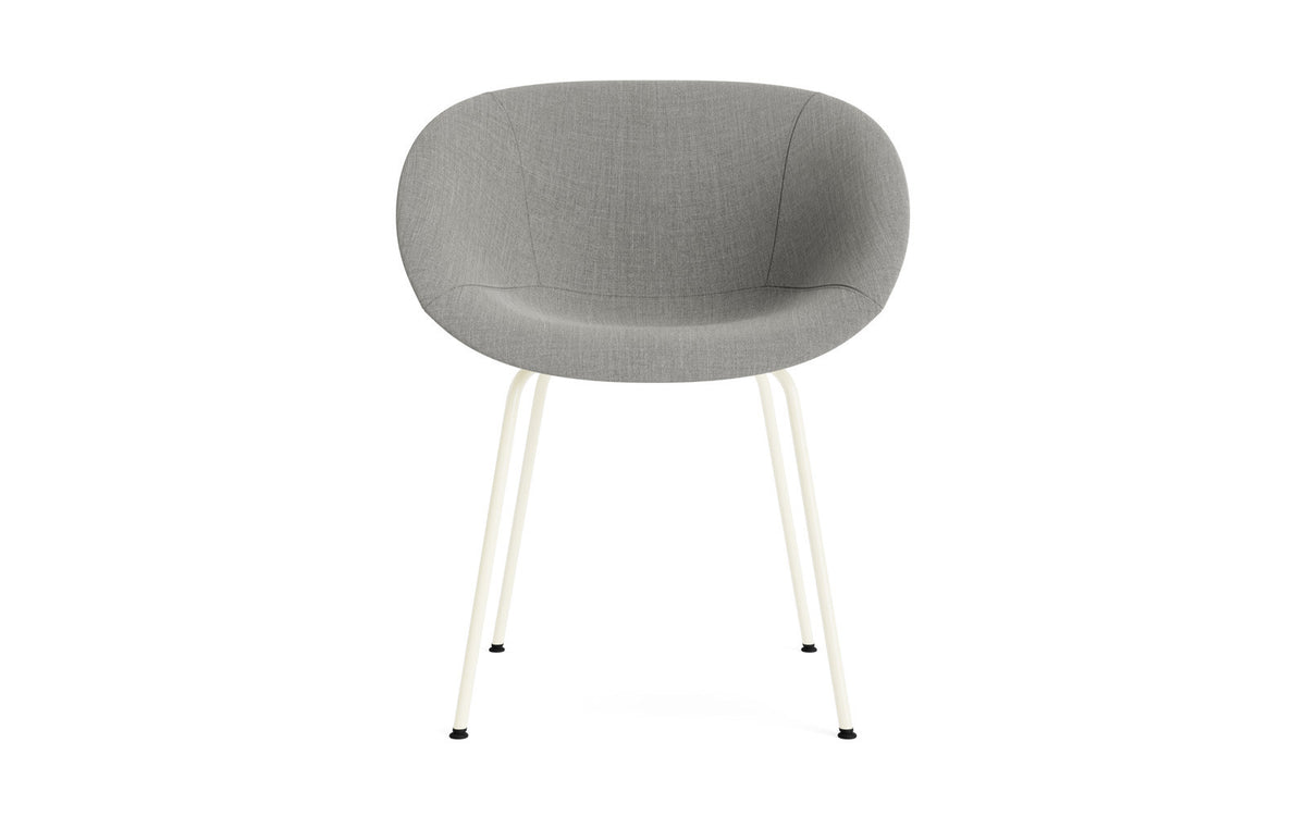 Mat Lehnstuhl vollpolster creme stahl in Remix 133 präsentiert im Onlineshop von KAQTU Design AG. Stuhl mit Armlehne ist von Normann Copenhagen