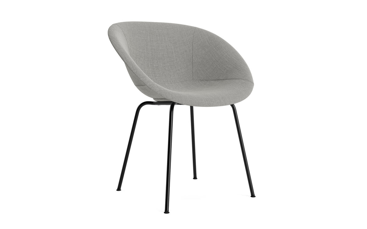 Mat Lehnstuhl vollpolster schwartz stahl in Remix 133 präsentiert im Onlineshop von KAQTU Design AG. Stuhl mit Armlehne ist von Normann Copenhagen