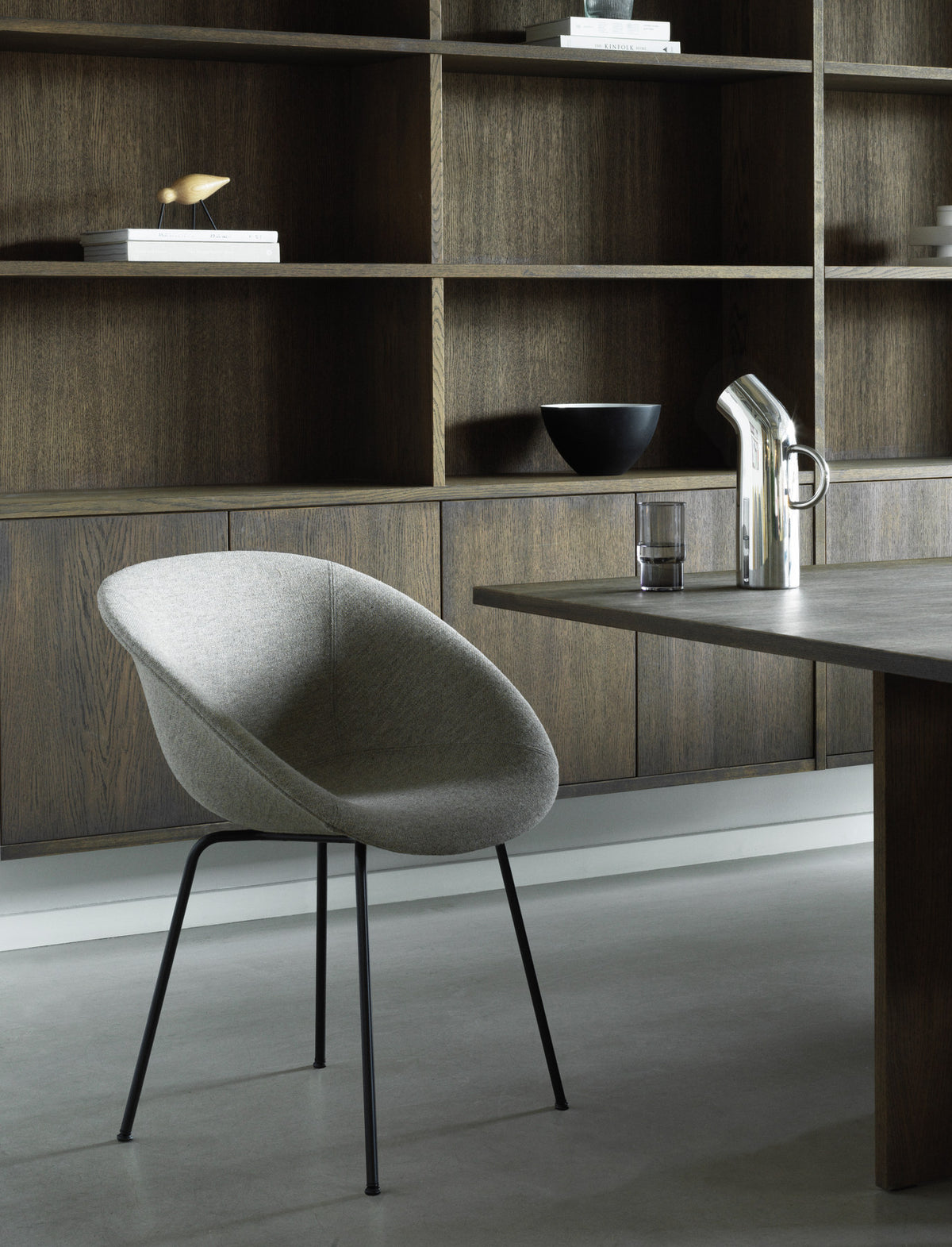 Mat Lehnstuhl vollpolster schwartz stahl in Remix 133 präsentiert im Onlineshop von KAQTU Design AG. Stuhl mit Armlehne ist von Normann Copenhagen