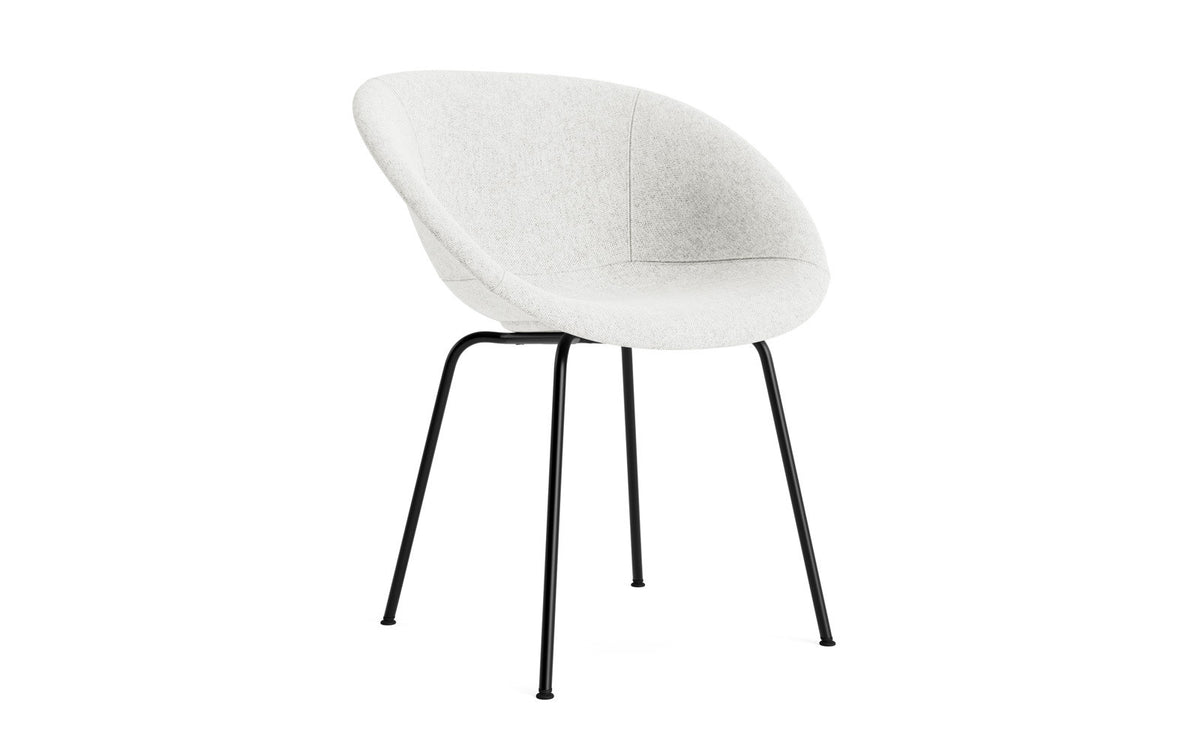 Mat Lehnstuhl vollpolster schwartz stahl in Hallingdal 110 präsentiert im Onlineshop von KAQTU Design AG. Stuhl mit Armlehne ist von Normann Copenhagen