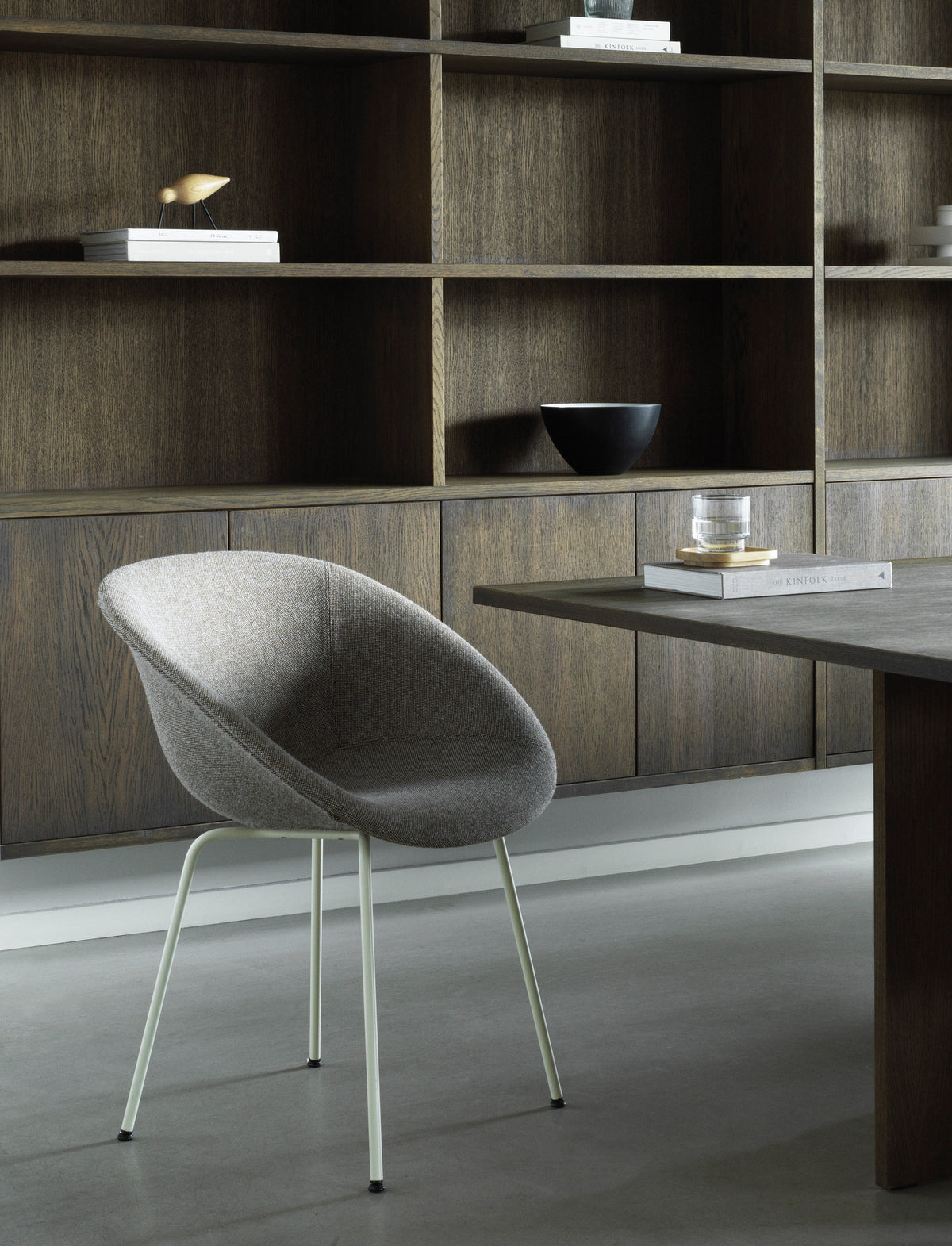 Mat Lehnstuhl vollpolster schwartz stahl in Hallingdal 110 präsentiert im Onlineshop von KAQTU Design AG. Stuhl mit Armlehne ist von Normann Copenhagen