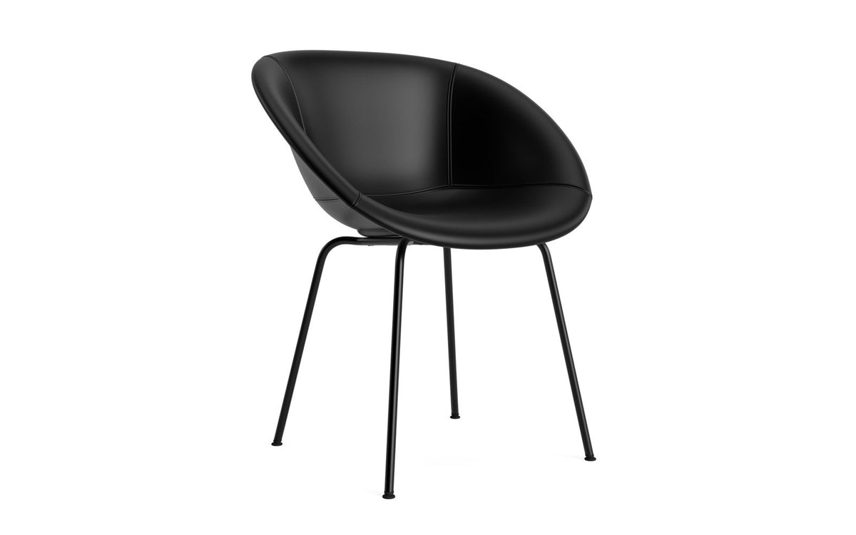Mat Lehnstuhl vollpolster schwartz stahl in Ultra 41599 präsentiert im Onlineshop von KAQTU Design AG. Stuhl mit Armlehne ist von Normann Copenhagen