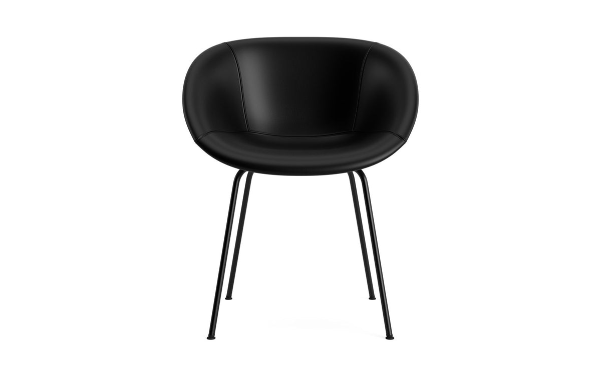 Mat Lehnstuhl vollpolster schwartz stahl in Ultra 41599 präsentiert im Onlineshop von KAQTU Design AG. Stuhl mit Armlehne ist von Normann Copenhagen