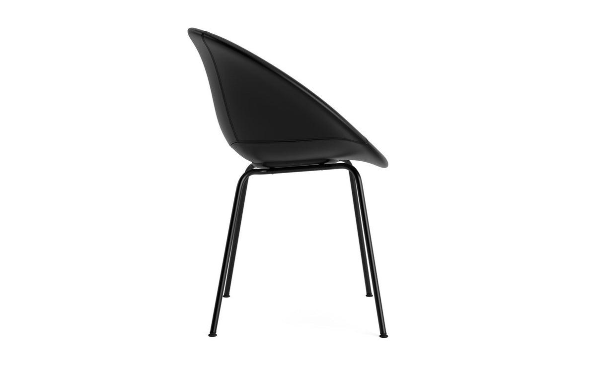 Mat Lehnstuhl vollpolster schwartz stahl in Ultra 41599 präsentiert im Onlineshop von KAQTU Design AG. Stuhl mit Armlehne ist von Normann Copenhagen