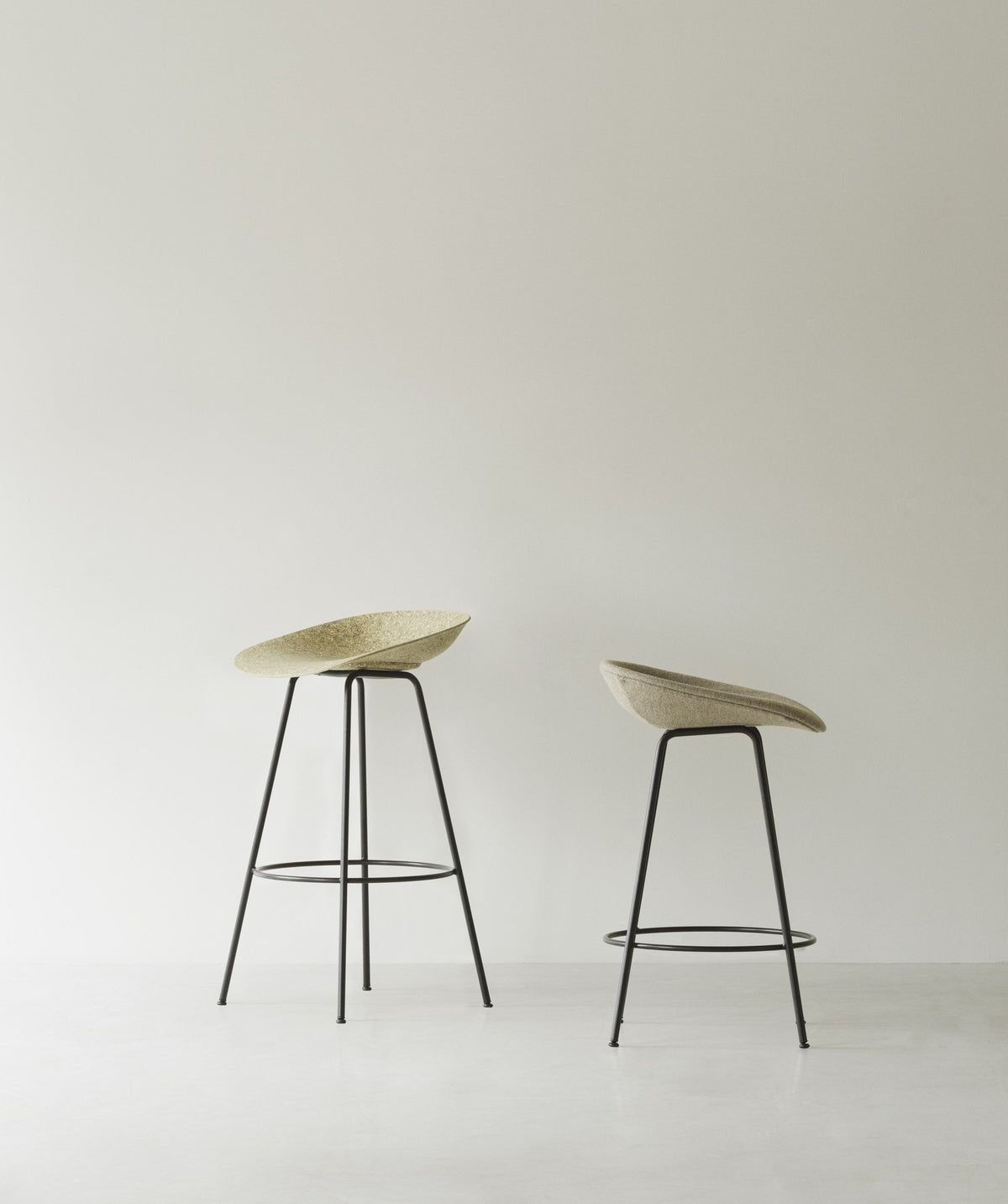 Barstuhl Mat von Normann Copenhagen mit cremefarbener Sitzschale aus Hanffasern und pulverbeschichteten Stahlbeinen, Sitzhöhe 65 cm.