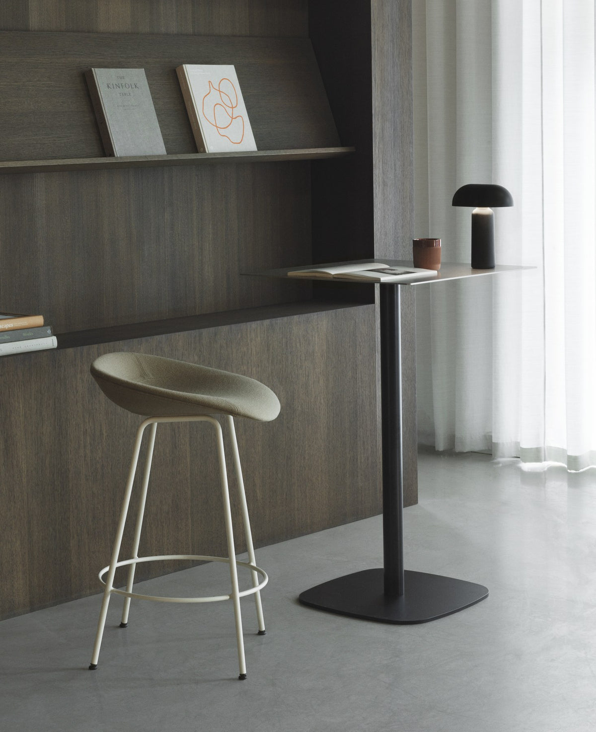 Barstuhl Mat von Normann Copenhagen mit cremefarbener Sitzschale aus Hanffasern und pulverbeschichteten Stahlbeinen, Sitzhöhe 65 cm.