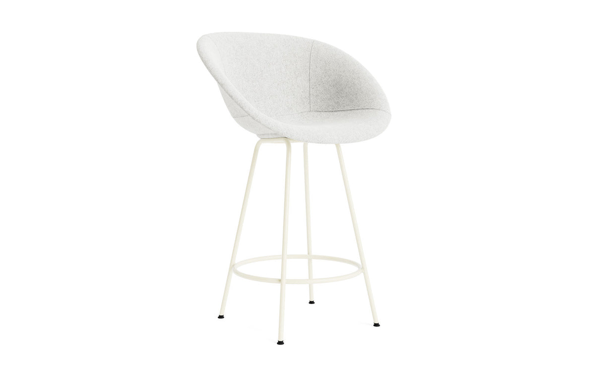 Mat Barstuhl mit Armlehne 65 cm vollpolster creme Stahl in Hallingdal 110 präsentiert im Onlineshop von KAQTU Design AG. Barstuhl ist von Normann Copenhagen