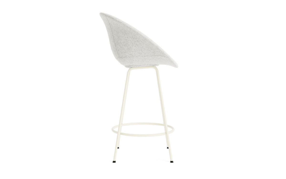 Mat Barstuhl mit Armlehne 65 cm vollpolster creme Stahl in Hallingdal 110 präsentiert im Onlineshop von KAQTU Design AG. Barstuhl ist von Normann Copenhagen