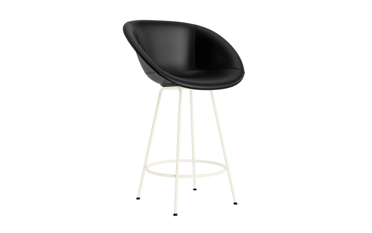Mat Barstuhl mit Armlehne 65 cm vollpolster creme Stahl in Ultra 41599 präsentiert im Onlineshop von KAQTU Design AG. Barstuhl ist von Normann Copenhagen