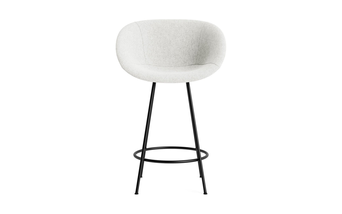 Mat Barstuhl mit Armlehne 65 cm vollpolster schwarzes Stahl in Hallingdal 110 präsentiert im Onlineshop von KAQTU Design AG. Barstuhl ist von Normann Copenhagen