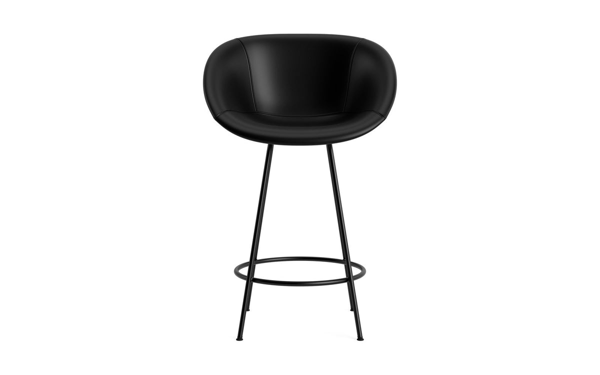 Mat Barstuhl mit Armlehne 65 cm vollpolster schwarzes Stahl in Ultra 41599 präsentiert im Onlineshop von KAQTU Design AG. Barstuhl ist von Normann Copenhagen