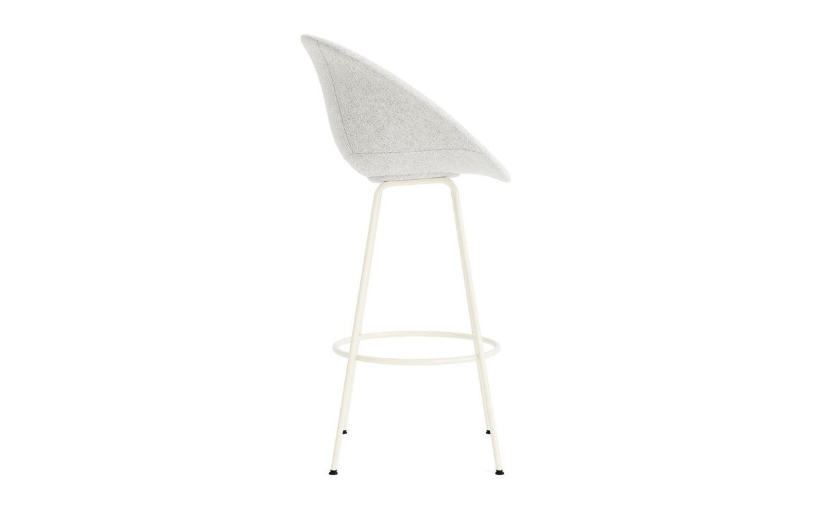 Mat Barstuhl mit Armlehne 75 cm vollpolster creme Stahl in Hallingdal 110 präsentiert im Onlineshop von KAQTU Design AG. Barstuhl ist von Normann Copenhagen