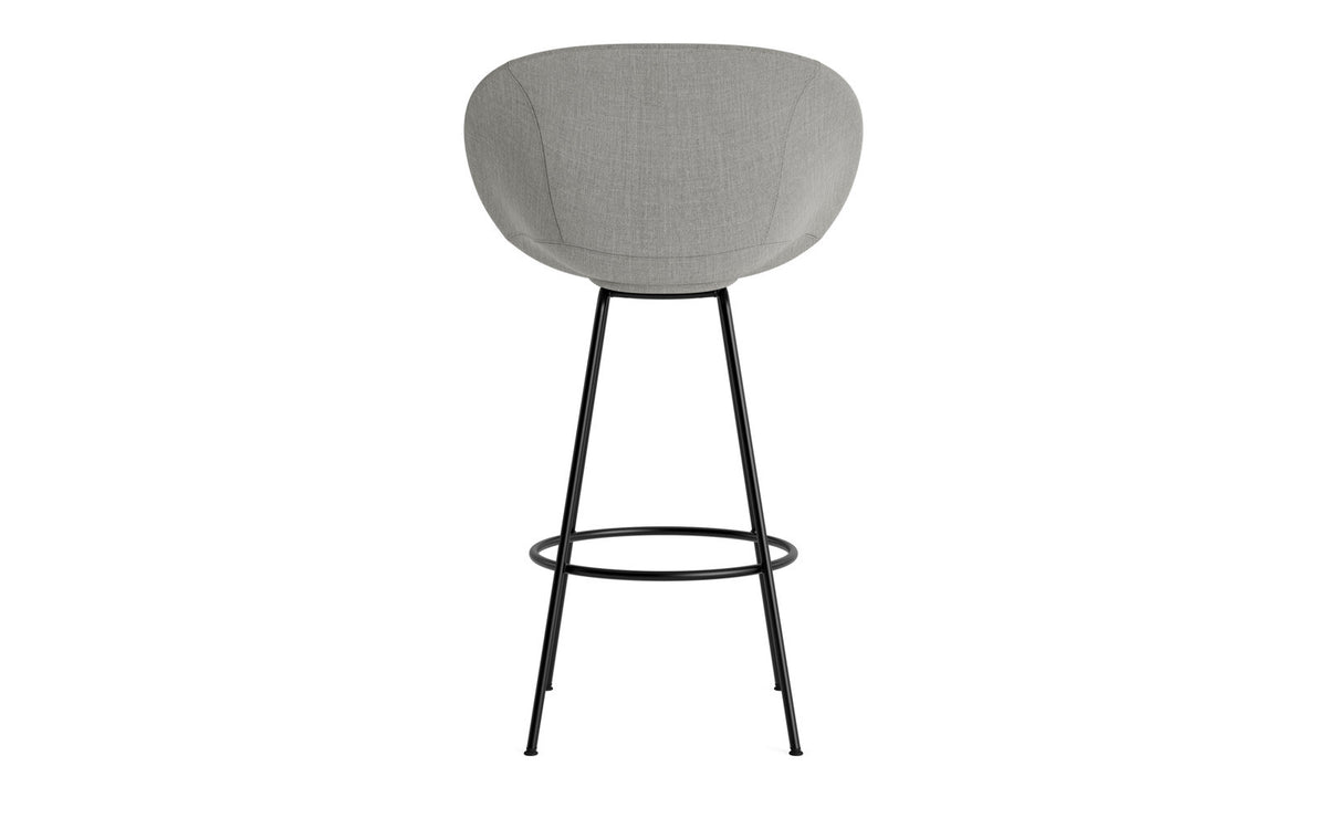 Mat Barstuhl mit Armlehne 75 cm vollpolster schwarzes Stahl in Remix 133 präsentiert im Onlineshop von KAQTU Design AG. Barstuhl ist von Normann Copenhagen