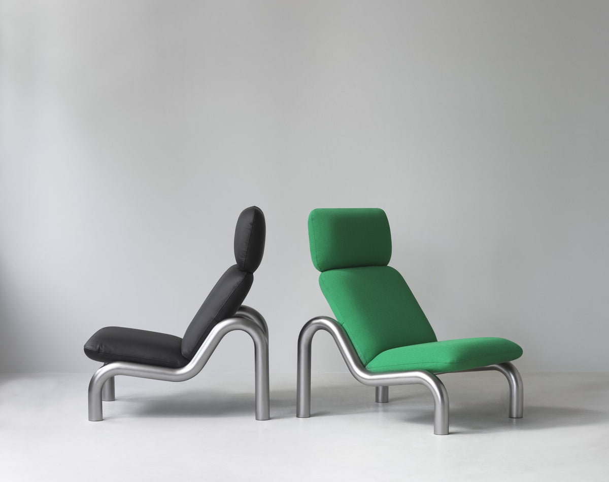 Tube Lounge-Sessel von Normann Copenhagen in Weiss, mit gebogenem Edelstahl-Rohrgestell und gepolstertem Sitz sowie hoher Rückenlehne.