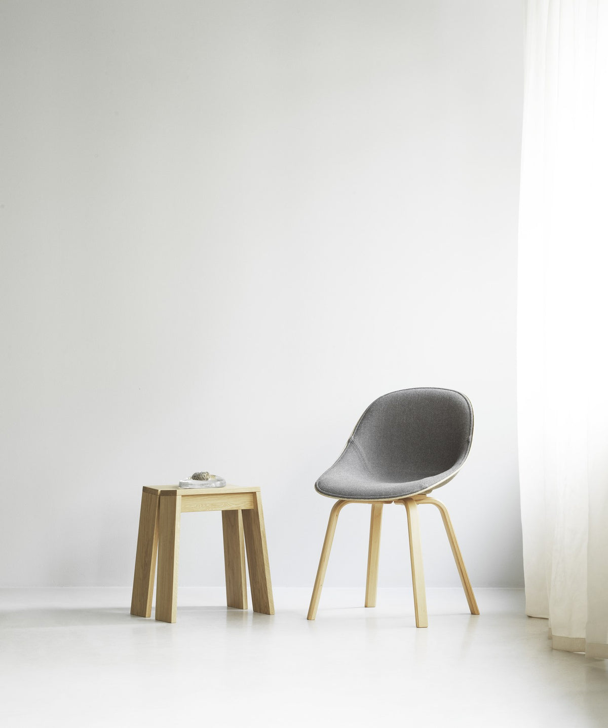 Barstuhl Mat von Normann Copenhagen mit Sitzschale aus Hanffasern, Gestell aus Buchenholz und schwarzer Fussstützenring, Frontpolster in Braun.