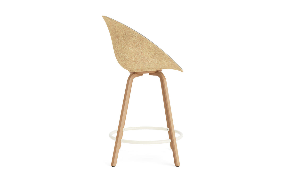 Mat Barstuhl mit Armlehne 65 cm Frontpolster Hanffasern Buchenholz/creme in Remix 133 präsentiert im Onlineshop von KAQTU Design AG. Barstuhl ist von Normann Copenhagen