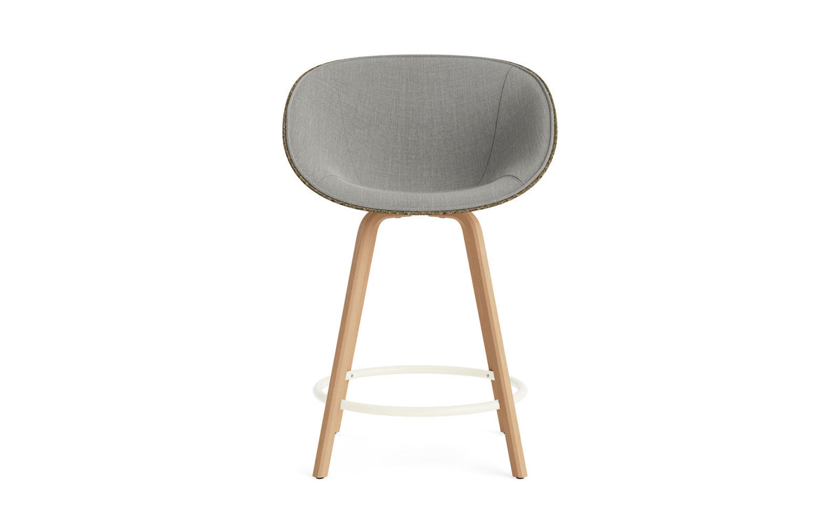 Mat Barstuhl mit Armlehne 65 cm Frontpolster Seegras Buchenholz/creme in Remix 133 präsentiert im Onlineshop von KAQTU Design AG. Barstuhl ist von Normann Copenhagen