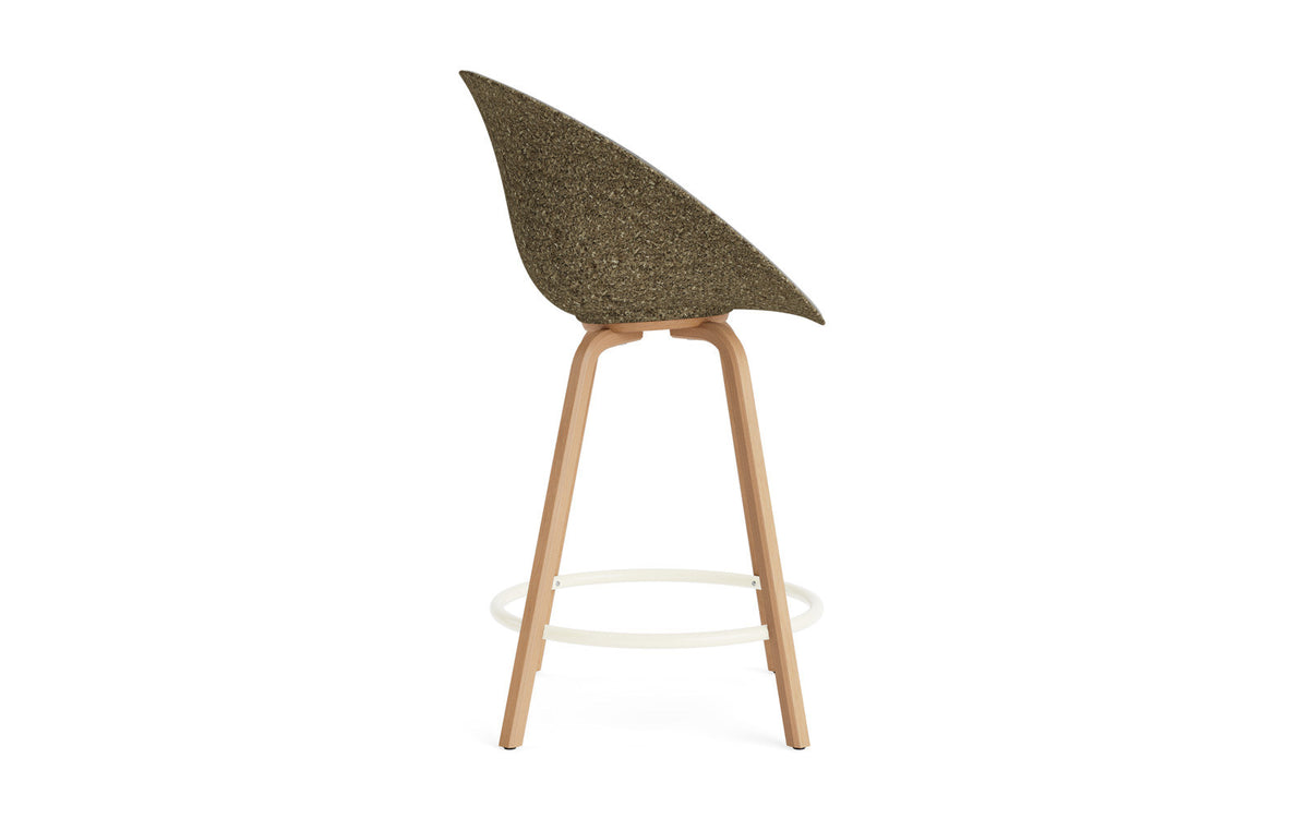 Mat Barstuhl mit Armlehne 65 cm Frontpolster Seegras Buchenholz/creme in Remix 133 präsentiert im Onlineshop von KAQTU Design AG. Barstuhl ist von Normann Copenhagen