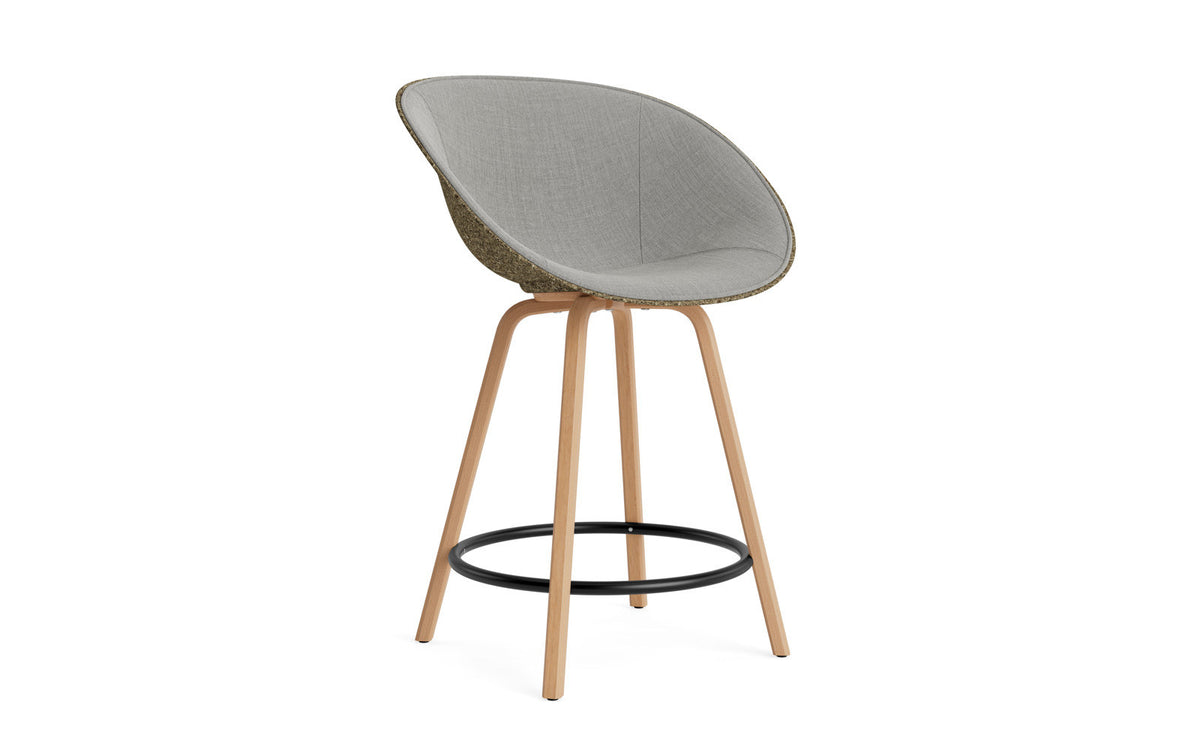 Mat Barstuhl mit Armlehne 65 cm Frontpolster Seegras Buchenholz/schwarz in Remix 133 präsentiert im Onlineshop von KAQTU Design AG. Barstuhl ist von Normann Copenhagen