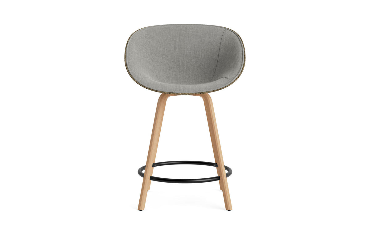 Mat Barstuhl mit Armlehne 65 cm Frontpolster Seegras Buchenholz/schwarz in Remix 133 präsentiert im Onlineshop von KAQTU Design AG. Barstuhl ist von Normann Copenhagen