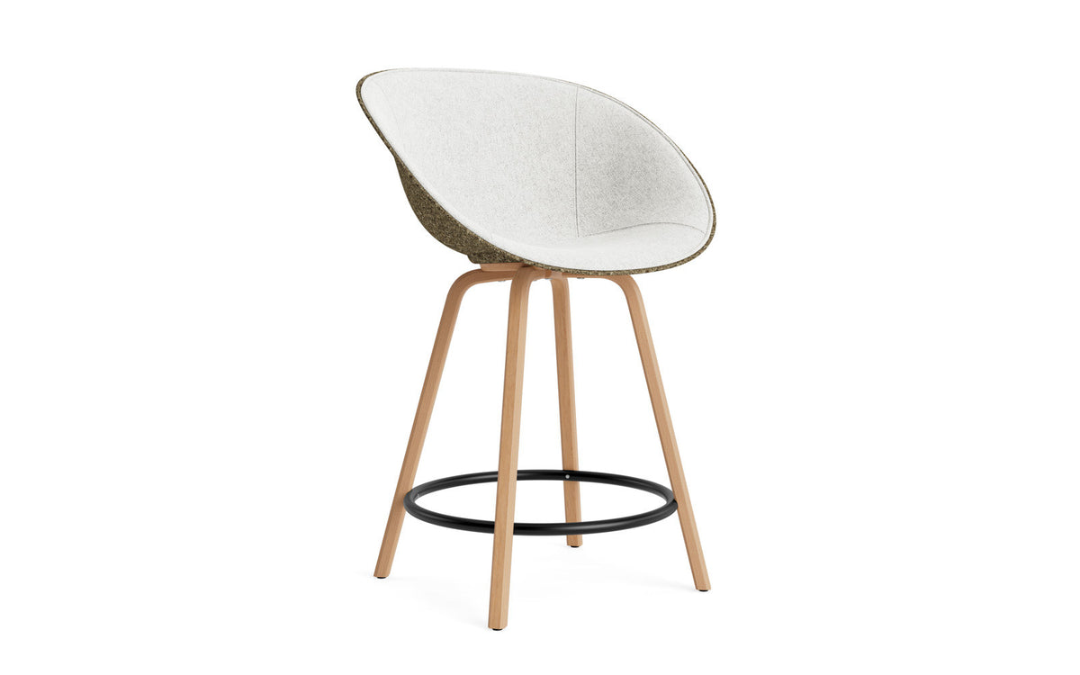 Mat Barstuhl mit Armlehne 65 cm Frontpolster Seegras Buchenholz/schwarz in Hallingdal 110 präsentiert im Onlineshop von KAQTU Design AG. Barstuhl ist von Normann Copenhagen