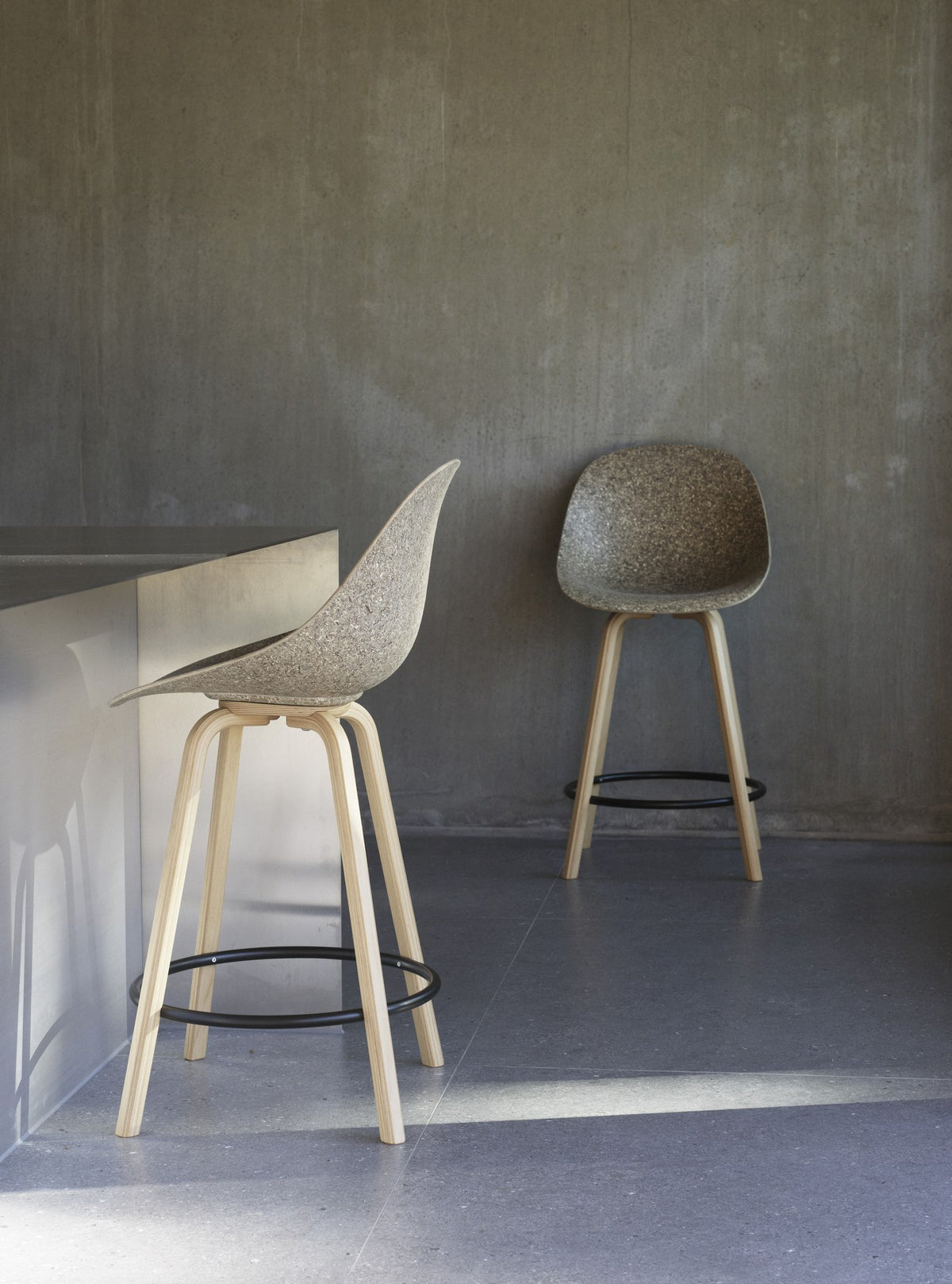 Barstuhl Mat von Normann Copenhagen mit Sitzschale aus Seegras und Hanf, Gestell aus Buchenholz und schwarzer Fussstütze, Sitzhöhe 75 cm.