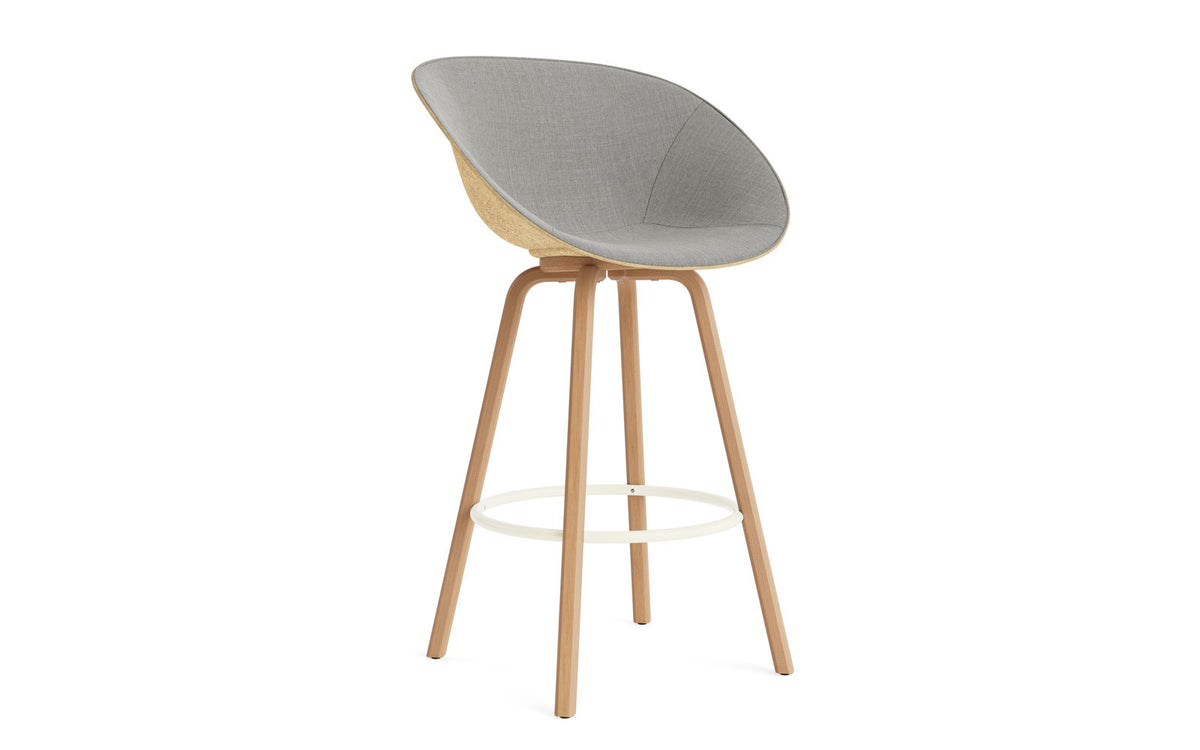 Mat Barstuhl mit Armlehne 75 cm Frontpolster Hanffasern Buchenholz/creme in Remix 133 präsentiert im Onlineshop von KAQTU Design AG. Barstuhl ist von Normann Copenhagen