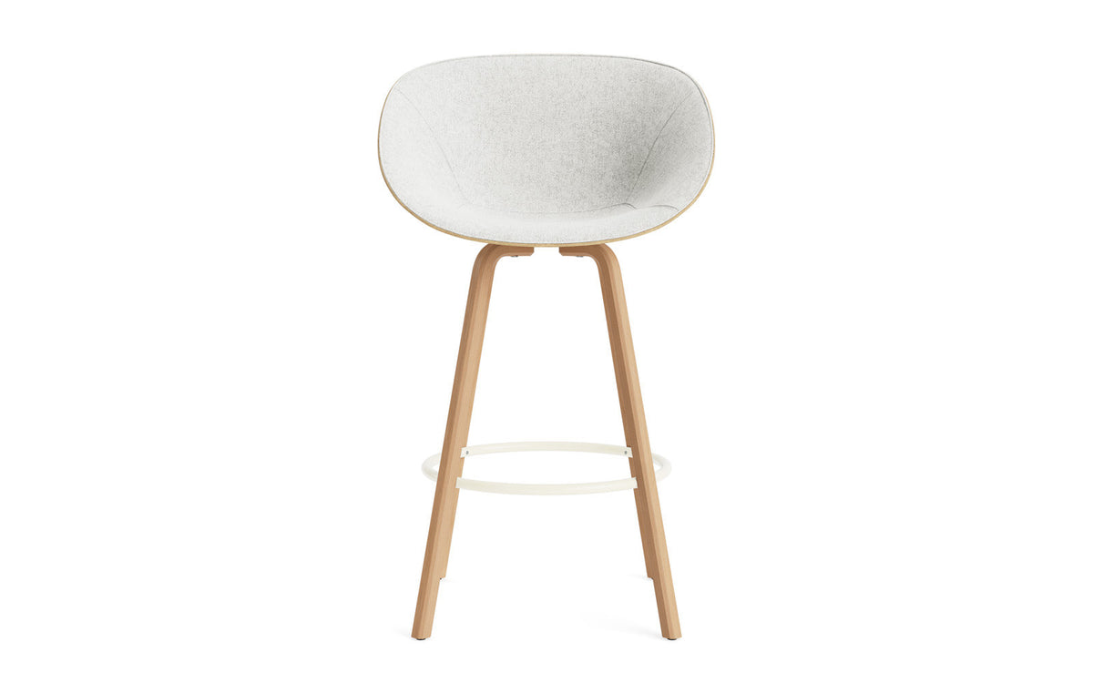 Mat Barstuhl mit Armlehne 75 cm Frontpolster Hanffasern Buchenholz/creme in Hallingdal 110 präsentiert im Onlineshop von KAQTU Design AG. Barstuhl ist von Normann Copenhagen