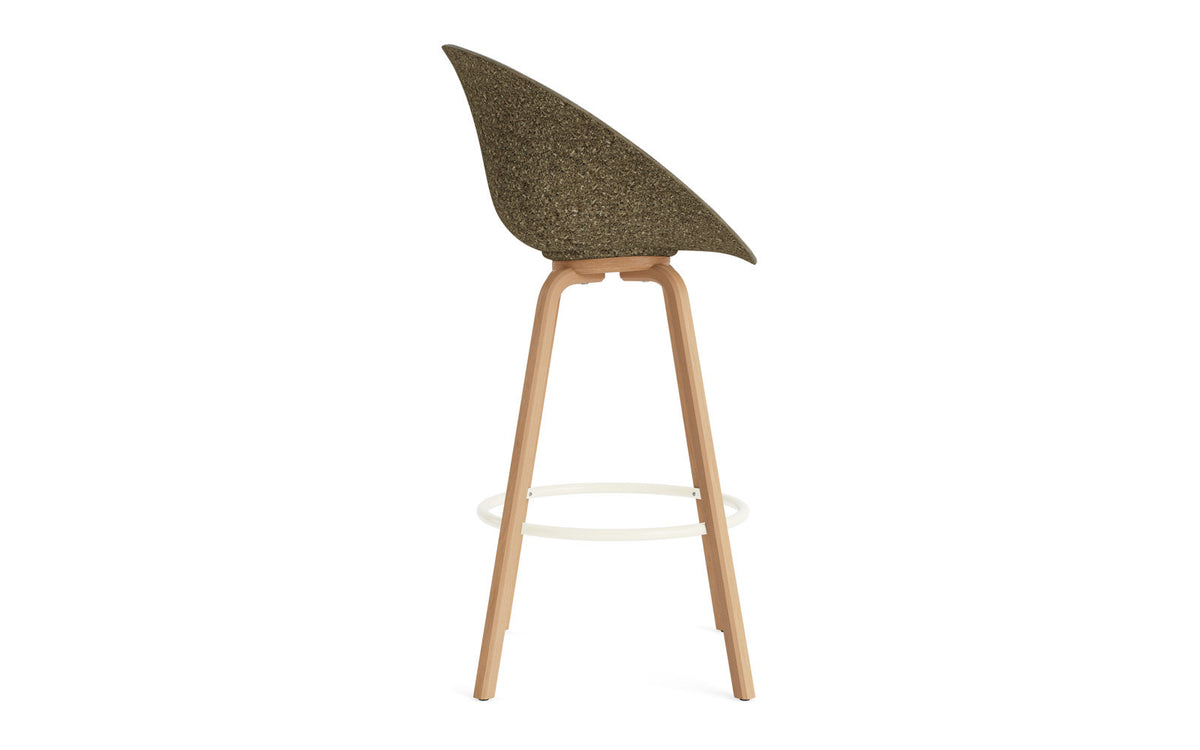 Mat Barstuhl mit Armlehne 75 cm Frontpolster Seegras Buchenholz/creme in Remix 133 präsentiert im Onlineshop von KAQTU Design AG. Barstuhl ist von Normann Copenhagen