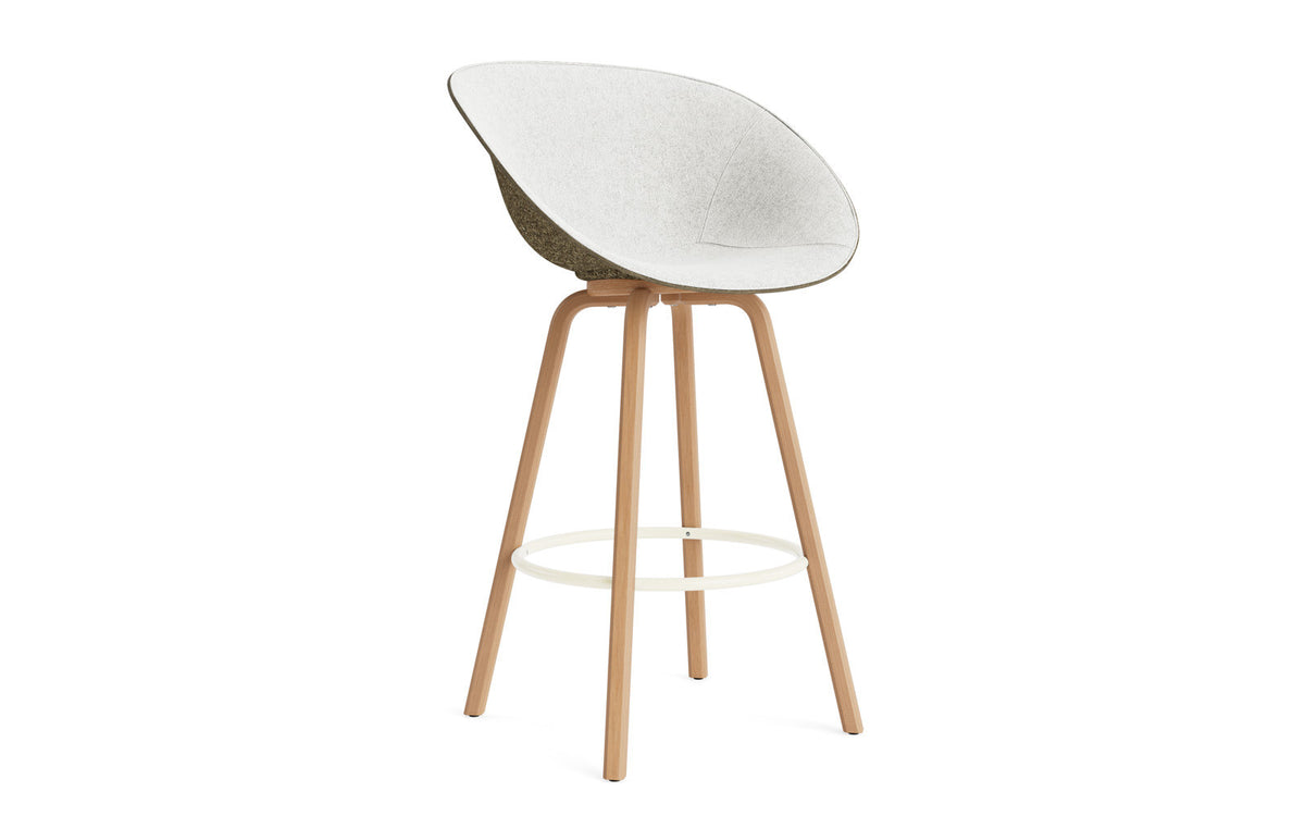 Mat Barstuhl mit Armlehne 75 cm Frontpolster Seegras Buchenholz/creme in Hallingdal 110 präsentiert im Onlineshop von KAQTU Design AG. Barstuhl ist von Normann Copenhagen