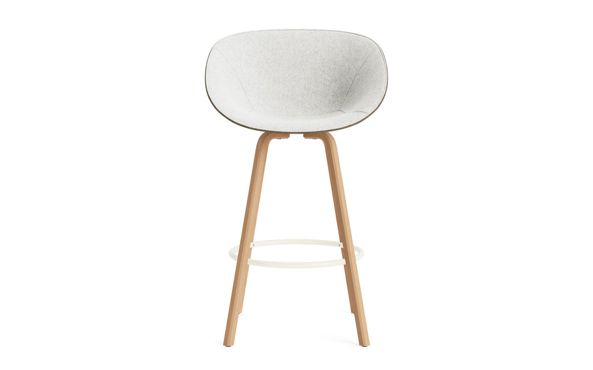 Mat Barstuhl mit Armlehne 75 cm Frontpolster Seegras Buchenholz/creme in Hallingdal 110 präsentiert im Onlineshop von KAQTU Design AG. Barstuhl ist von Normann Copenhagen