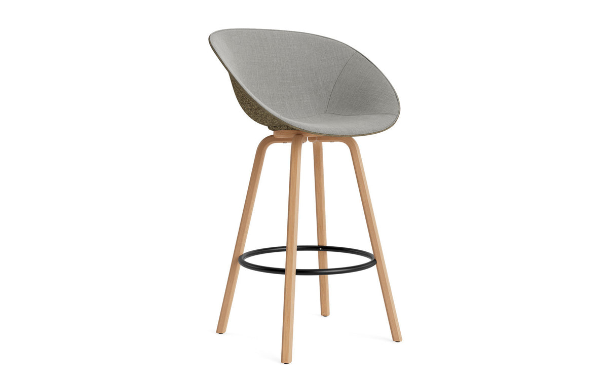 Mat Barstuhl mit Armlehne 75 cm Frontpolster Seegras Buchenholz/schwarz in Remix 133 präsentiert im Onlineshop von KAQTU Design AG. Barstuhl ist von Normann Copenhagen