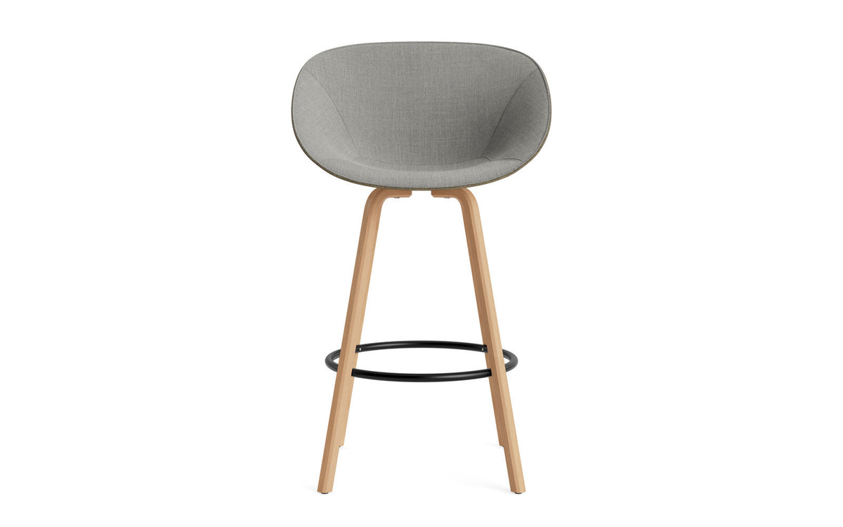 Mat Barstuhl mit Armlehne 75 cm Frontpolster Seegras Buchenholz/schwarz in Remix 133 präsentiert im Onlineshop von KAQTU Design AG. Barstuhl ist von Normann Copenhagen